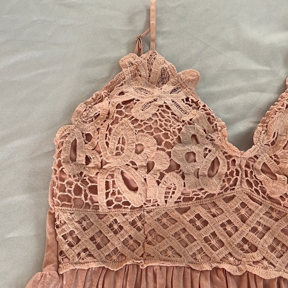 Peach coloured tank top with built in bra - Picture 2 of 5